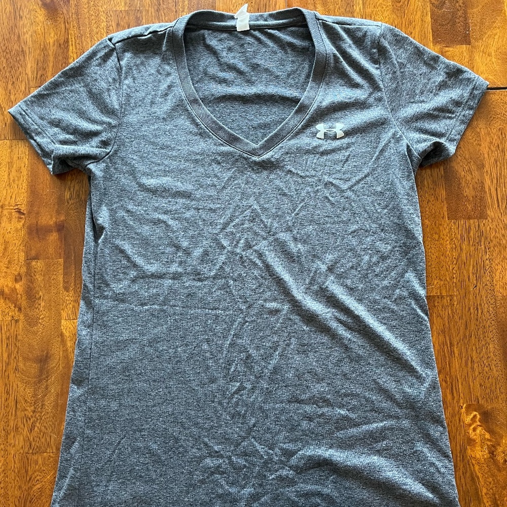 Women's gray Under Armour Heat Gear V-Neck T-shirt size XS
